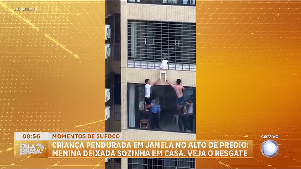 Criança de 3 anos fica pendurada em janela e é resgatada de prédio no 12º andar