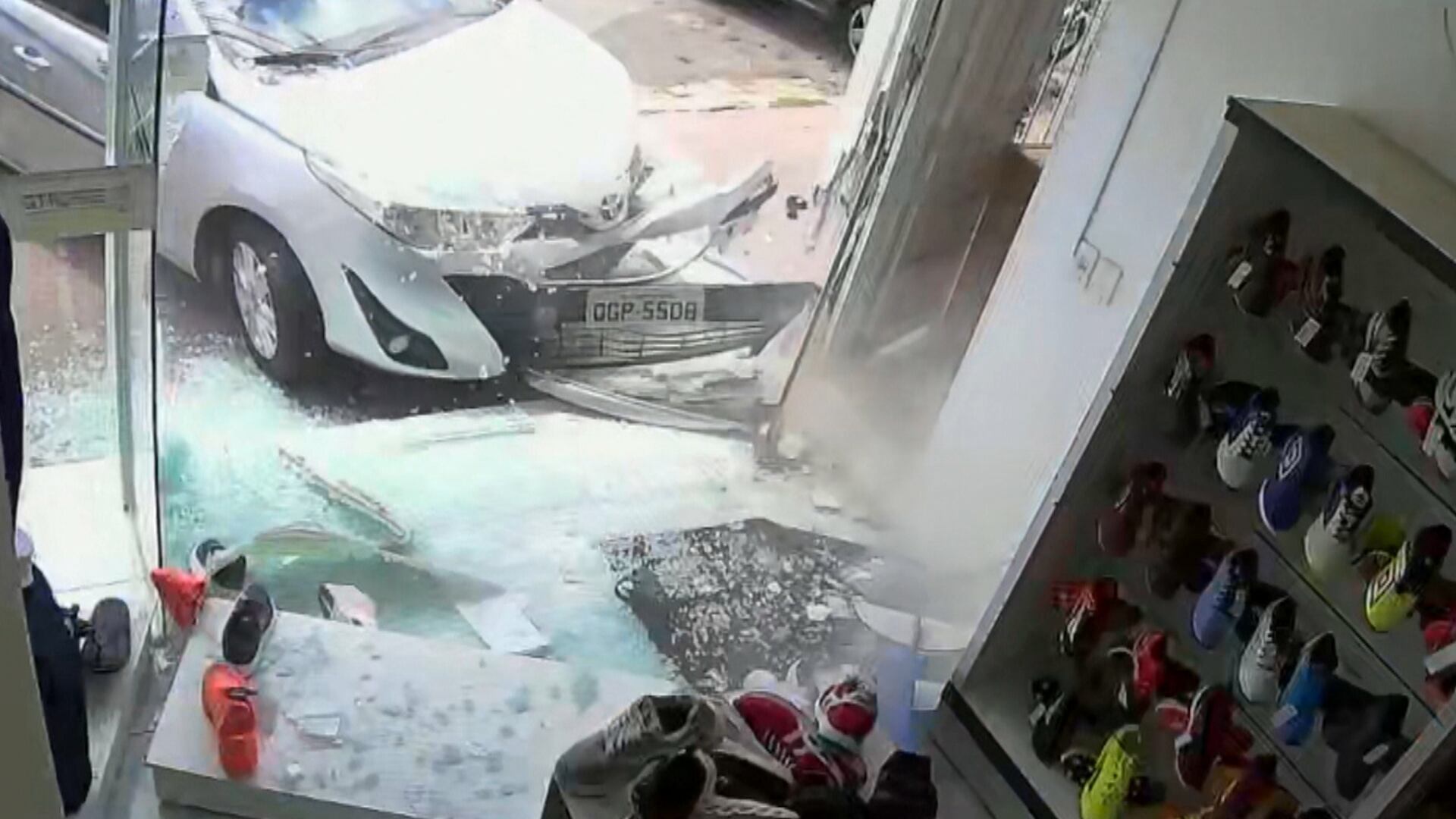 Vídeo: carro destrói vitrine e invade loja de material esportivo no interior do RN