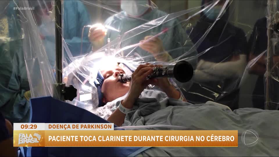 Paciente toca clarinete durante cirurgia no cérebro em Londres