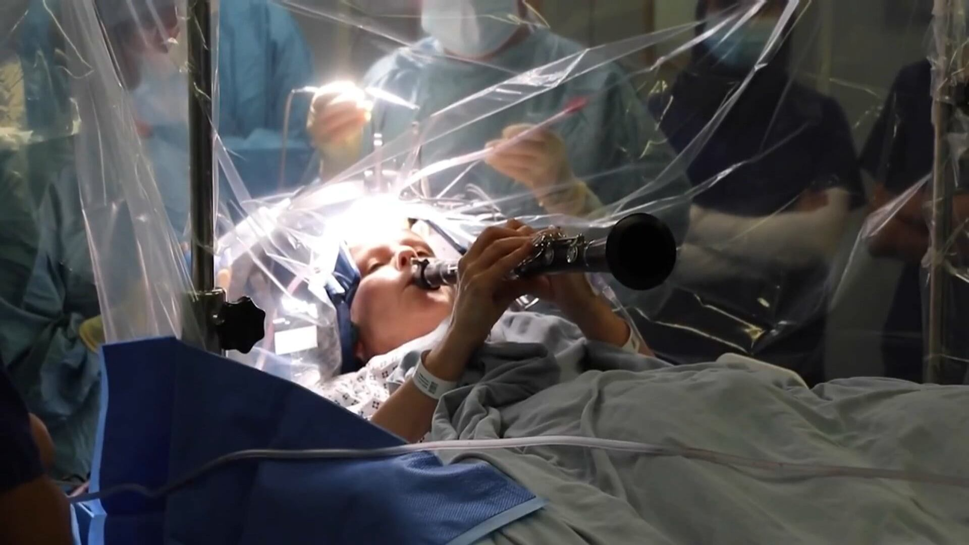 Paciente com Parkinson toca clarinete durante cirurgia