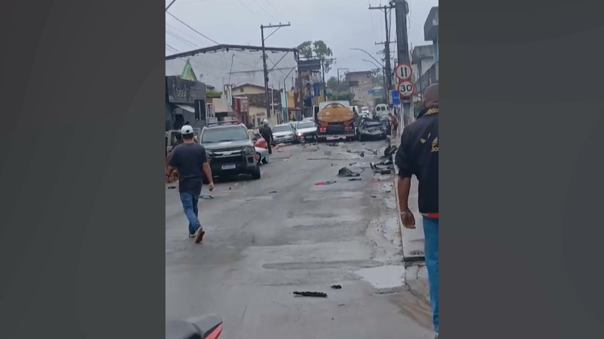 Caminhão-tanque perde o controle, atinge veículos e deixa quatro feridos na Bahia