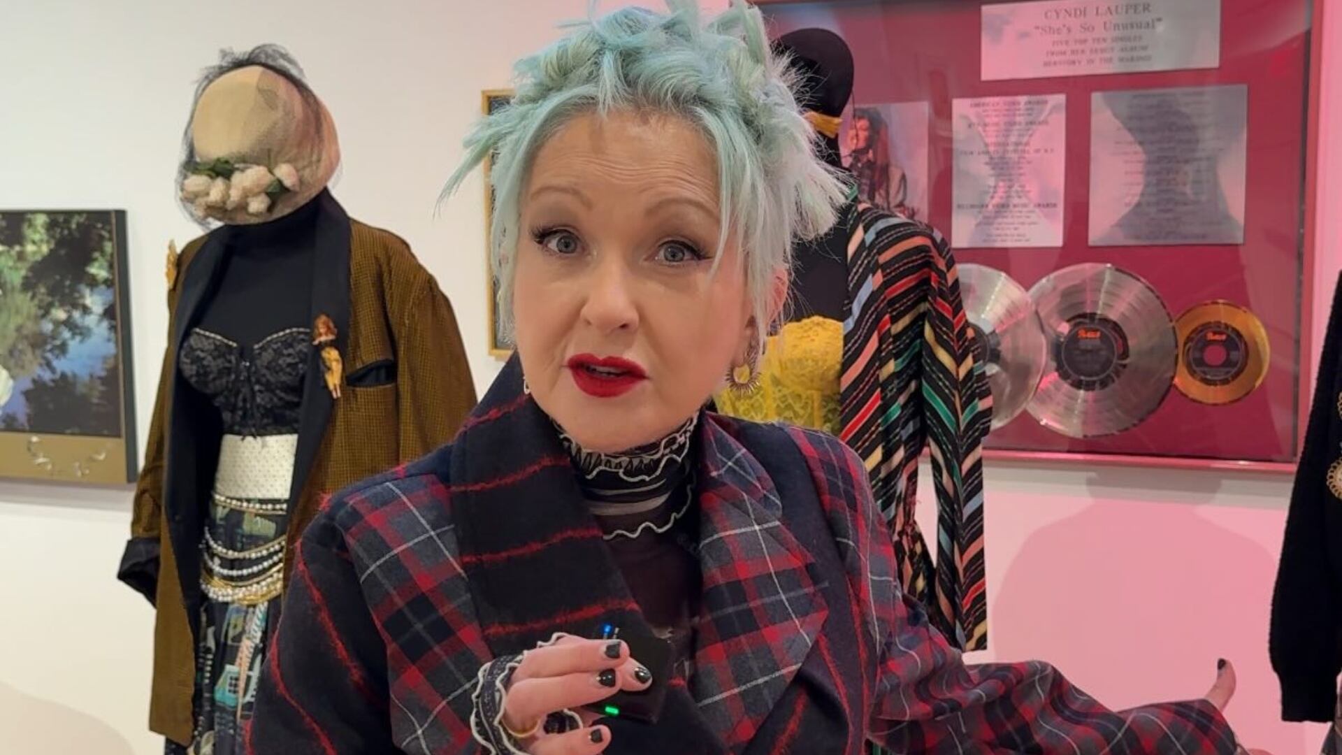 Cyndi Lauper abre o baú e decide leiloar objetos pessoais após mais de 40 anos de carreira