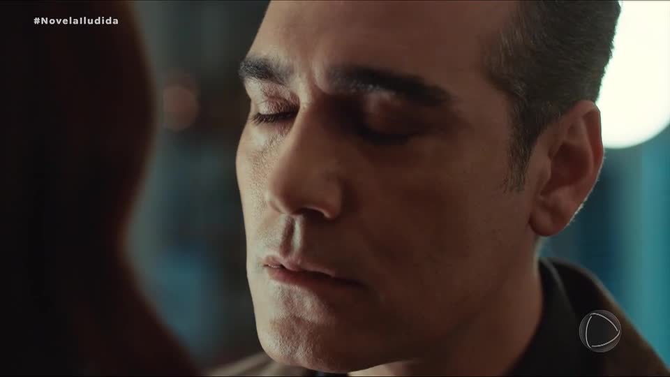 Volkan é gravado em um momento de fraqueza tentando beijar Asya | Iludida