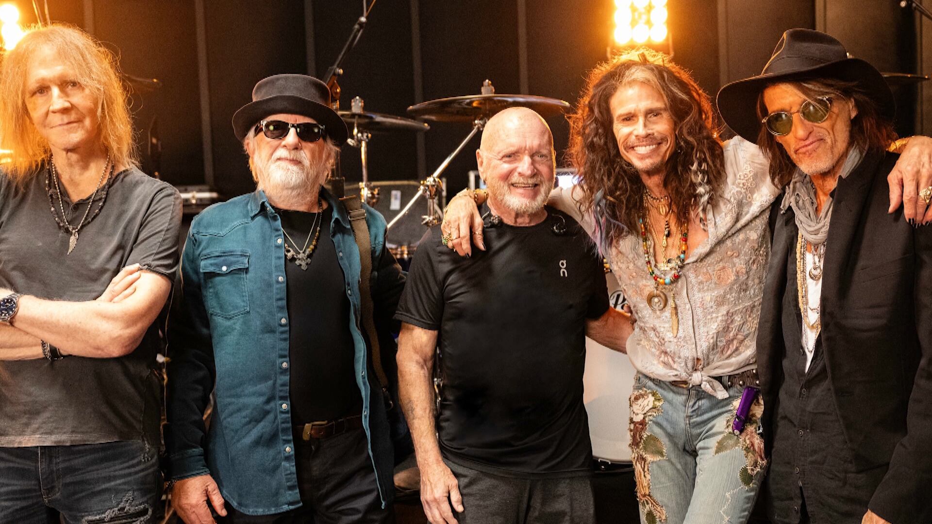 Icônica banda de rock divulga fotos antes de retorno aos palcos