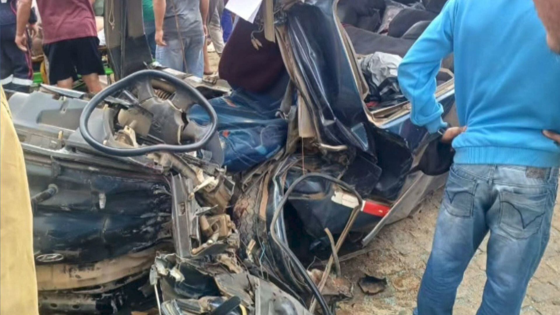 Colisão entre van e carro deixa 23 feridos na Bahia