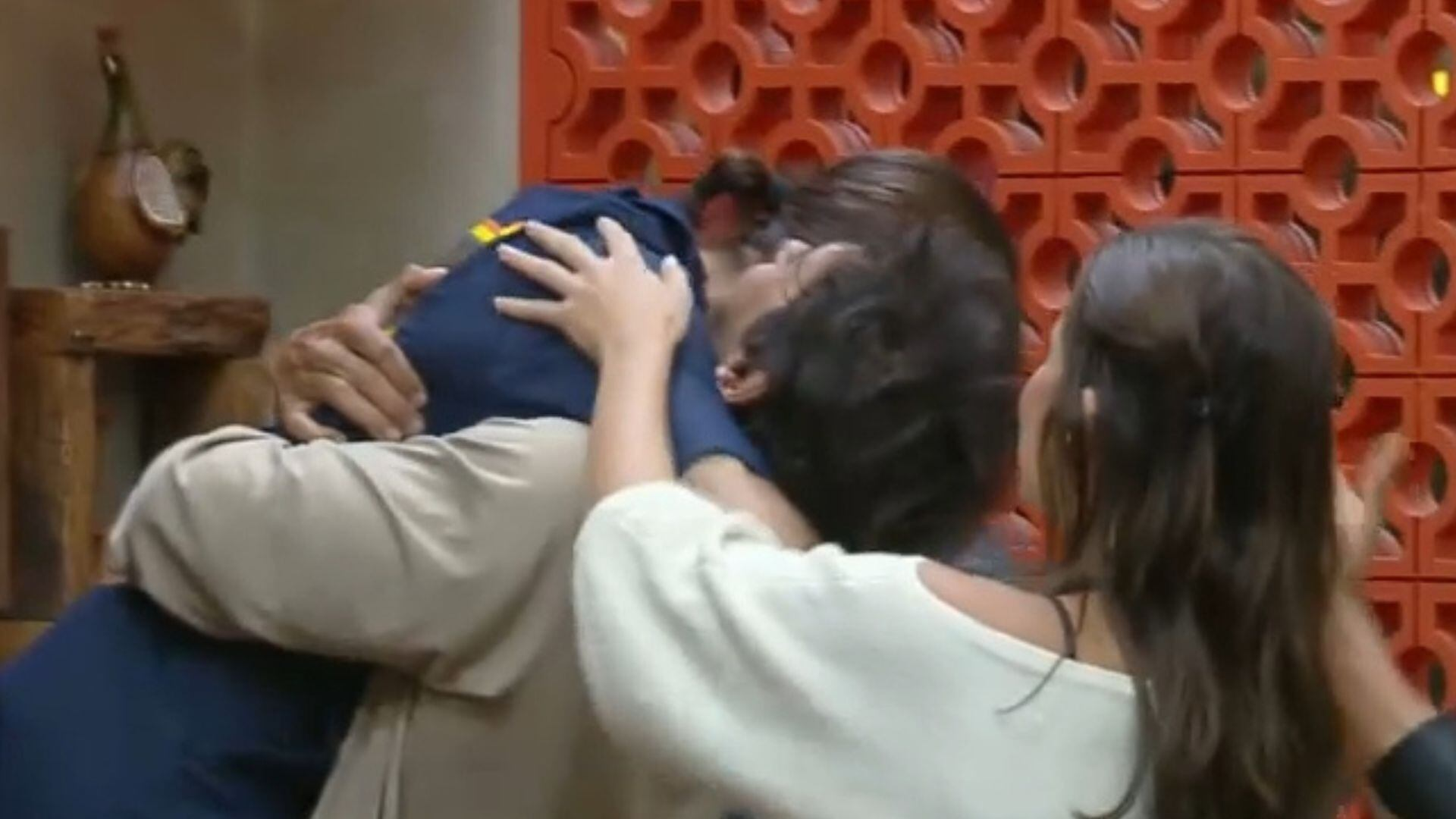 A Fazenda 17: Michelle Barros corre para abraçar Shia após vencer a Prova do Fazendeiro