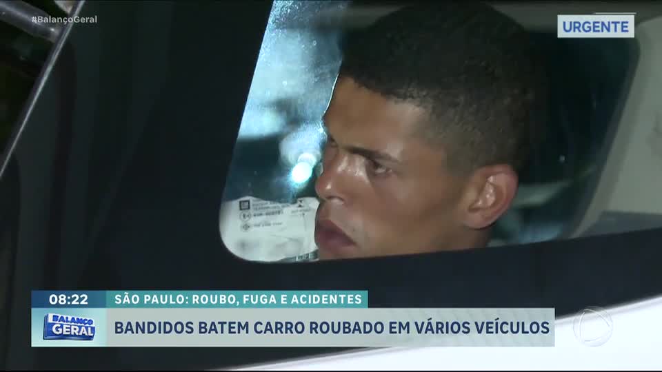 Ladrões de carro tentam fugir de perseguição policial e batem contra outros cinco veículos