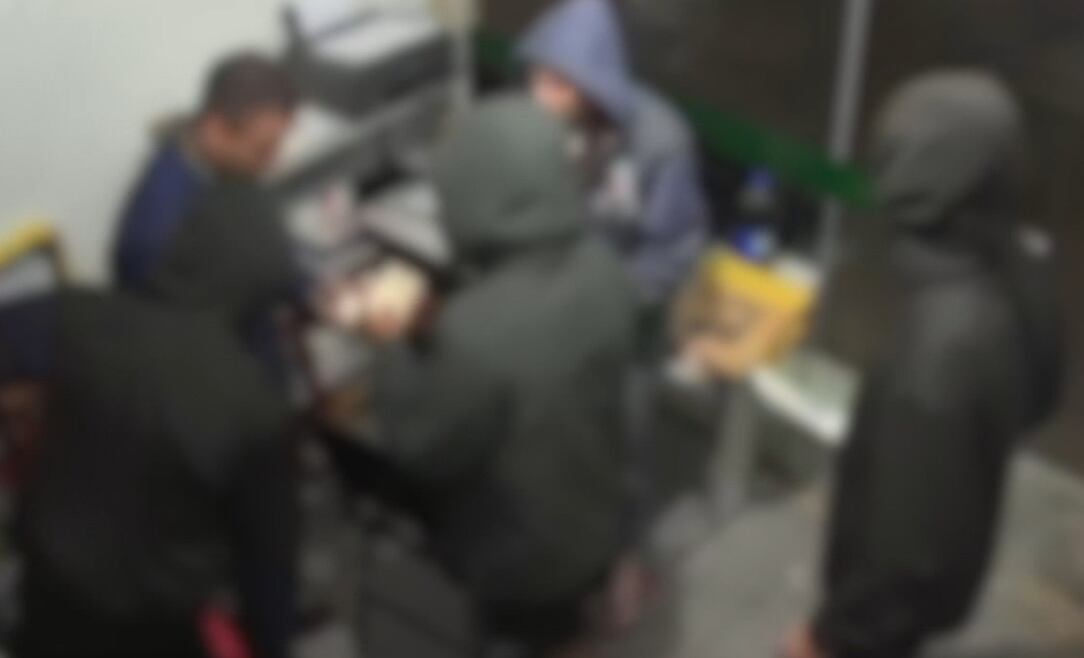 Menores rendem cliente e funcionário em posto de gasolina e levam dinheiro e celulares no RJ