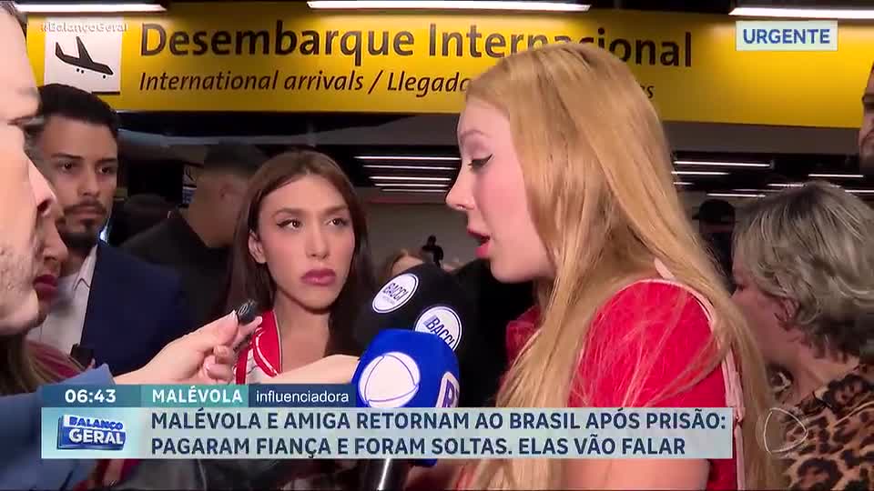 Influenciadora Malévola e amiga retornam ao Brasil e são recebidas por fãs após prisão no Egito