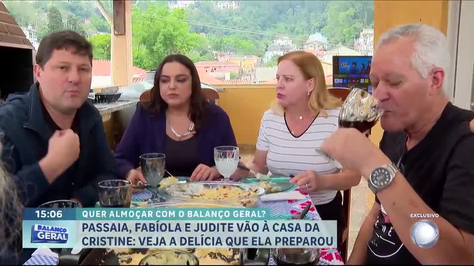 Passaia e Fabíola Reipert almoçam em casa de telespectadora do Balanço Geral em São Paulo