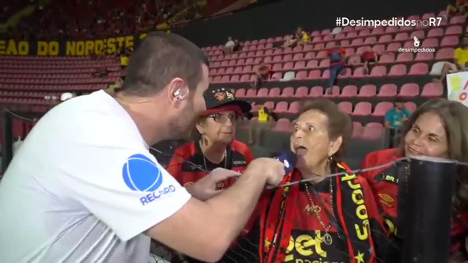 Ela tem 85 anos e acompanha o esporte desde criança! Dona Arlinda 'derrete' repórter do Desimpedidos