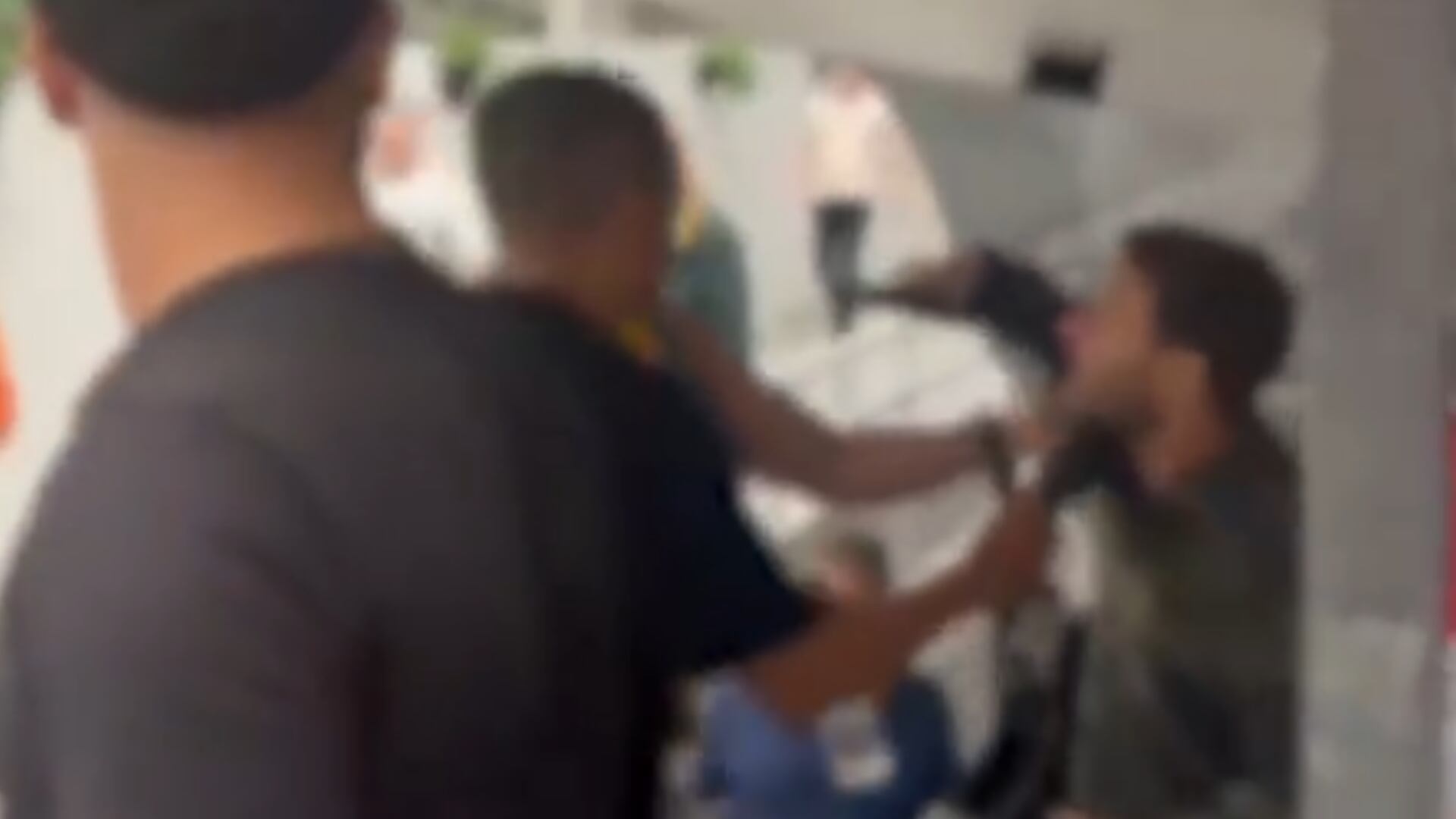 Homem agride jovem com soco na boca em um dos maiores locais de votação de SP