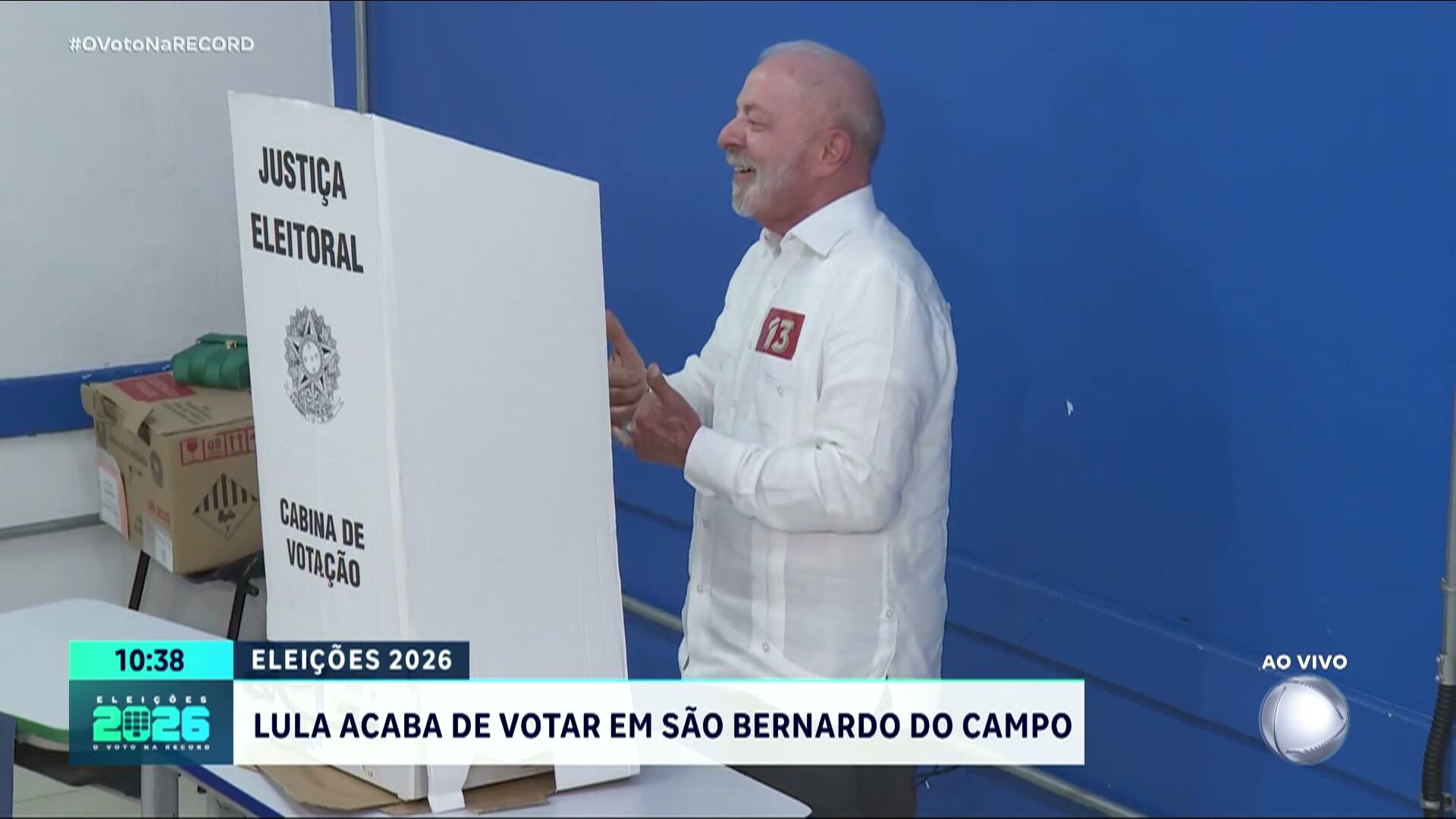 Candidatos à Presidência, Lula e Flávio Bolsonaro votam em suas cidades de origem