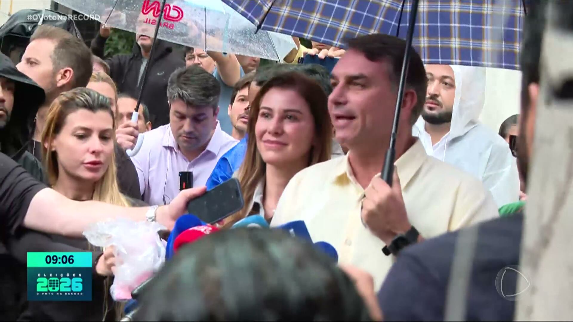 Candidatos à Presidência, Flávio Bolsonaro e Lula votam em suas cidades de origem