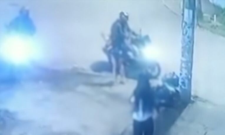 VÍDEO: Jovem é assaltada por criminosos armados ao levar irmã para escola na Taquara
