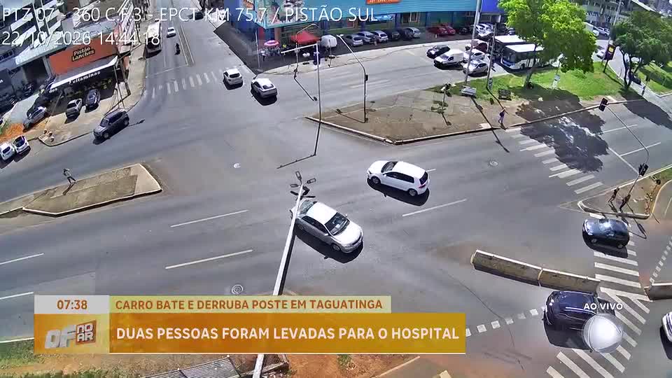 Carro desgovernado derruba poste em Taguatinga (DF)