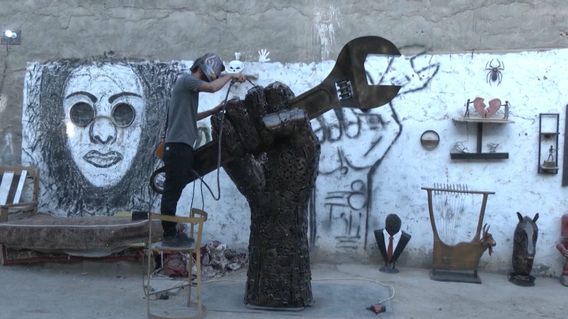 Homem reaproveita materiais que seriam descartados para criar obras de arte