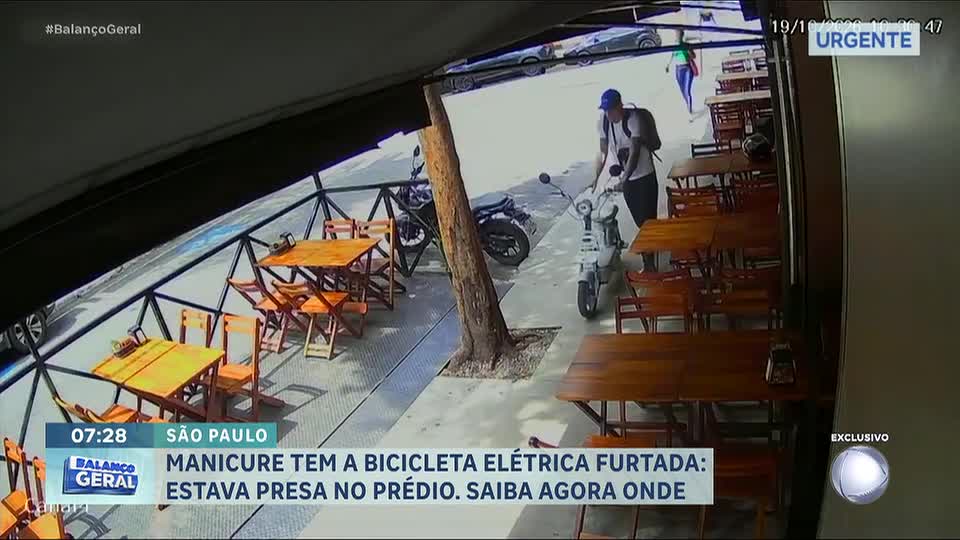 Câmeras flagram dupla furtando bicicleta elétrica de manicure no centro de São Paulo