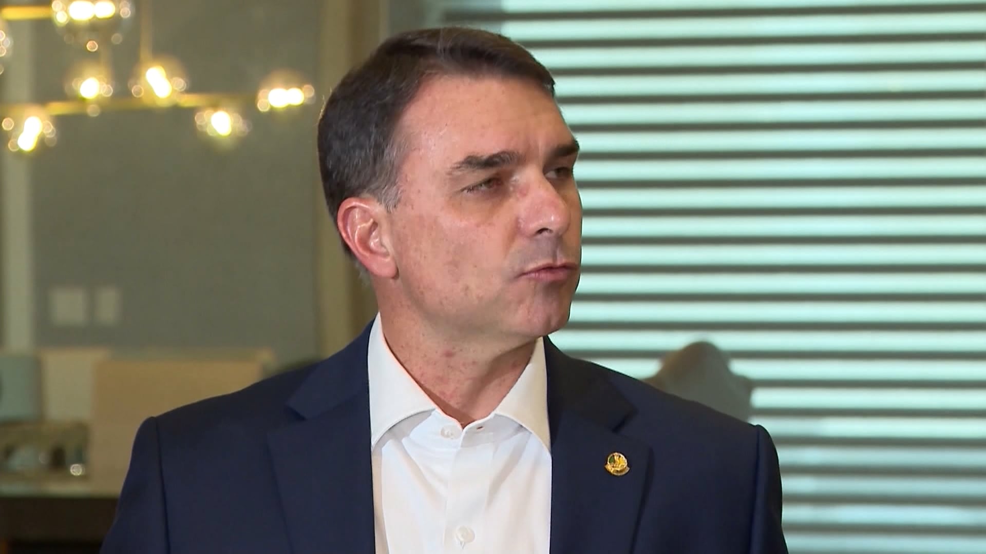 Aliados dizem que Flávio Bolsonaro foi para os EUA