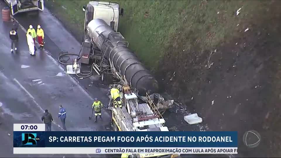 Acidente entre duas carretas provoca incêndio e bloqueia parcialmente o Rodoanel em SP