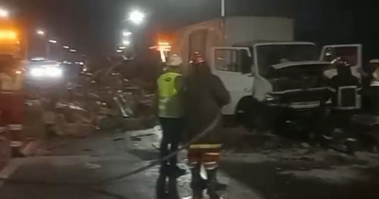 Acidente entre carreta e caminhão espalha bananas e interrompe trânsito na Ponte Rio-Niterói