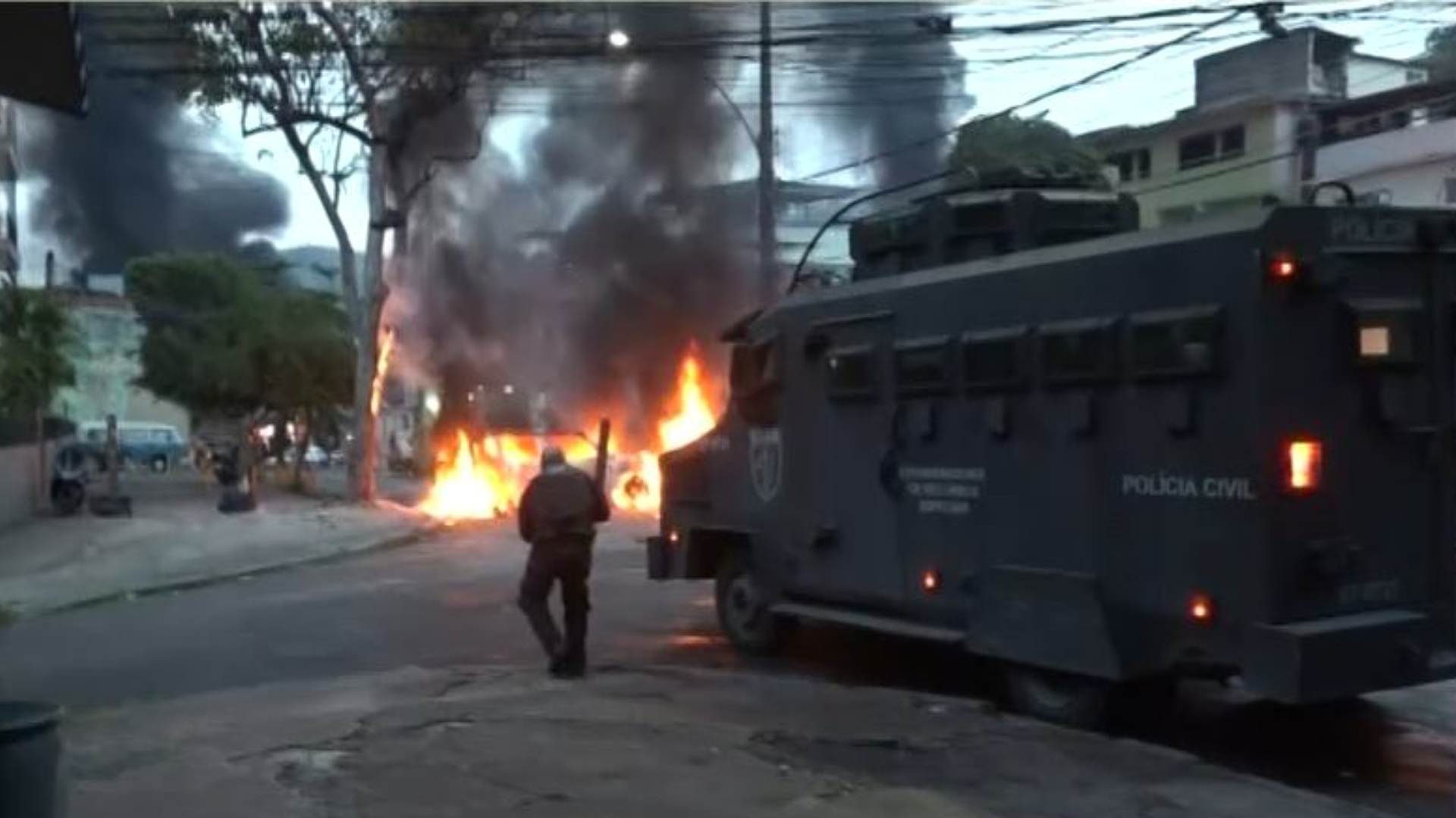 Polícia realiza megaoperação contra tráfico nos Complexos do Alemão e da Penha, na zona norte do Rio