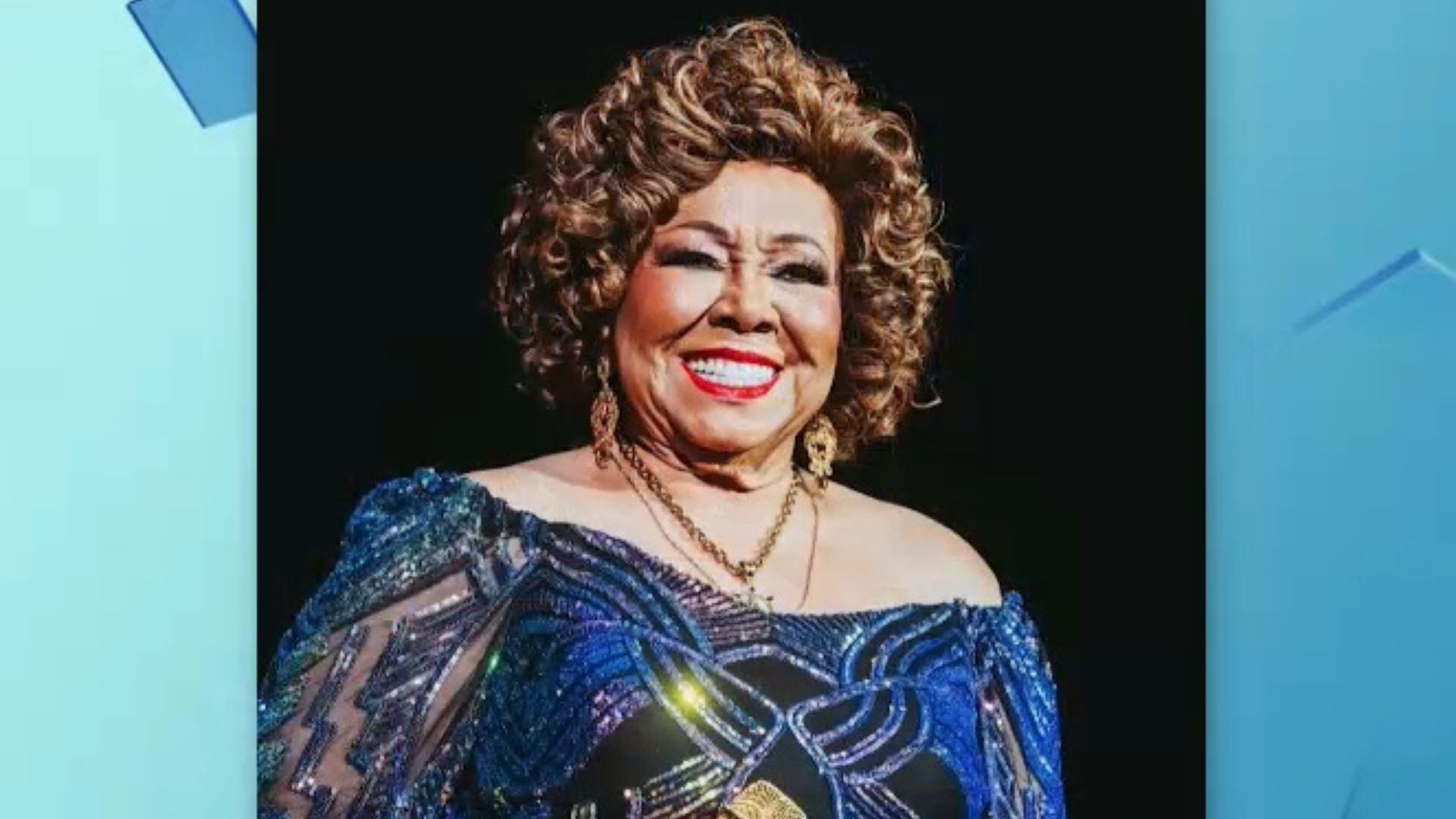 Alcione faz careta ao ser confundida com Elza Soares em aeroporto