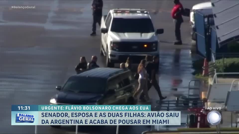 Flávio Bolsonaro chega aos Estados Unidos com a família em jatinho particular