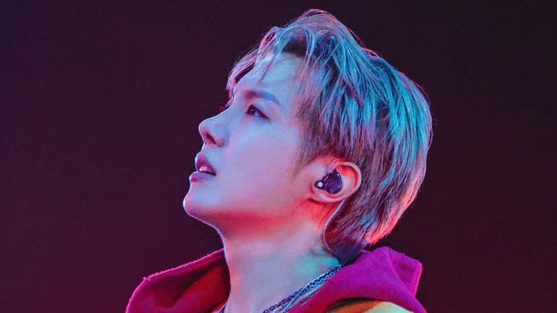 De pertinho, mas nem tanto! J-Hope, do BTS, é visto cercado de seguranças em SP
