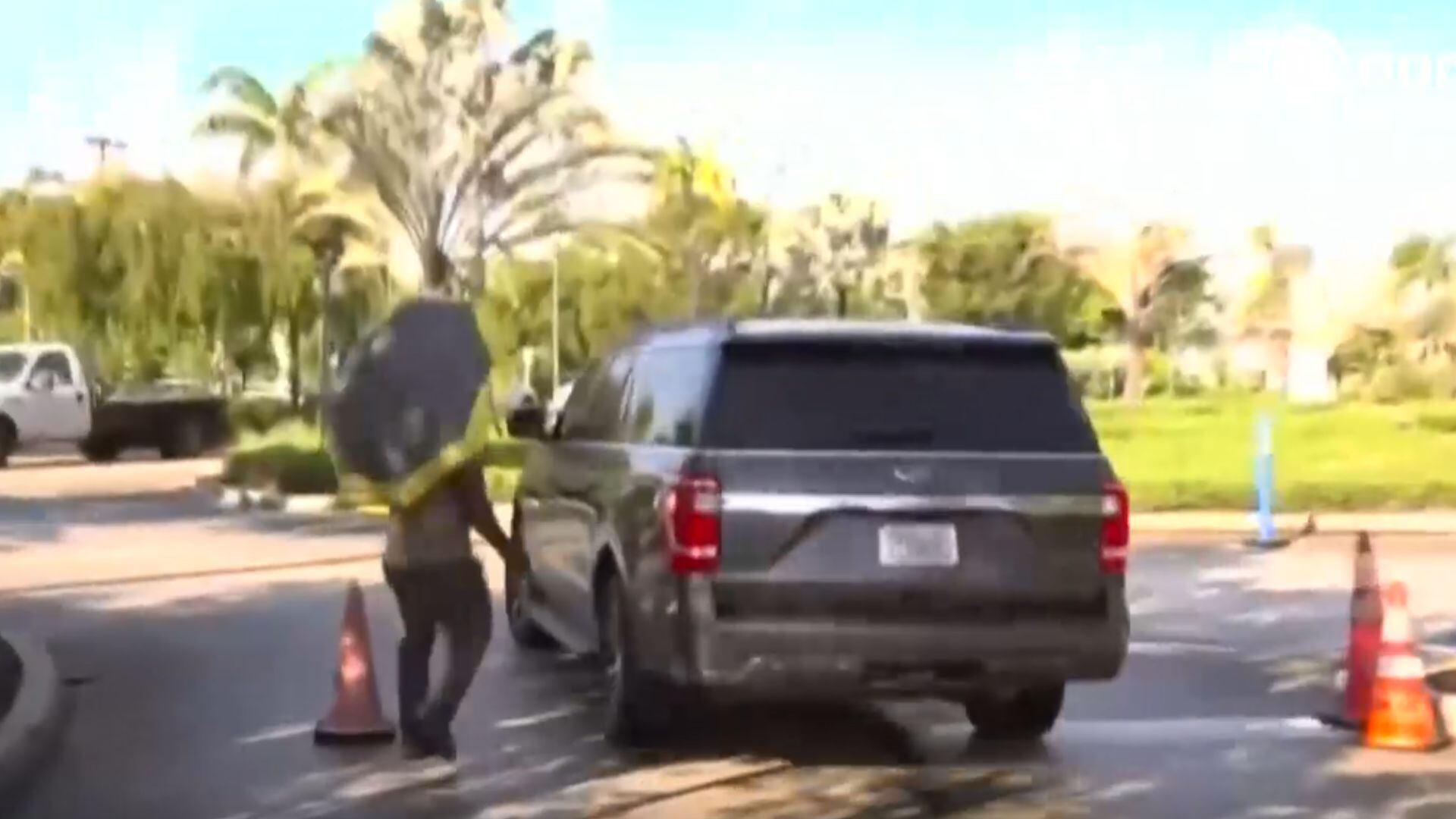 Flávio Bolsonaro deixa aeroporto de Miami de carro após saída do Brasil