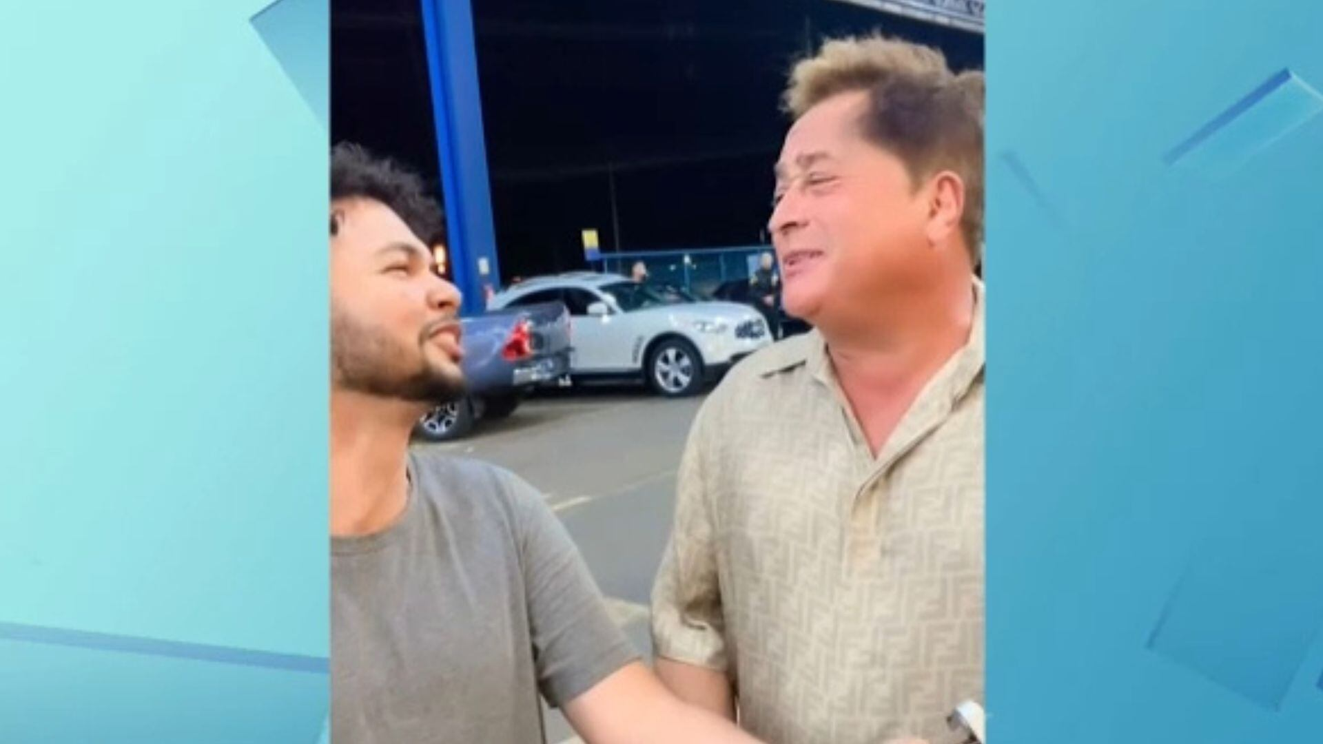 Leonardo faz dueto na porta de supermercado com jovem que sonha em ser cantor