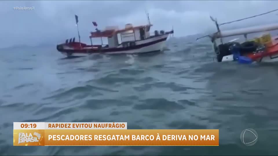 Barco à deriva é resgatado por pescadores em Cananéia (SP)