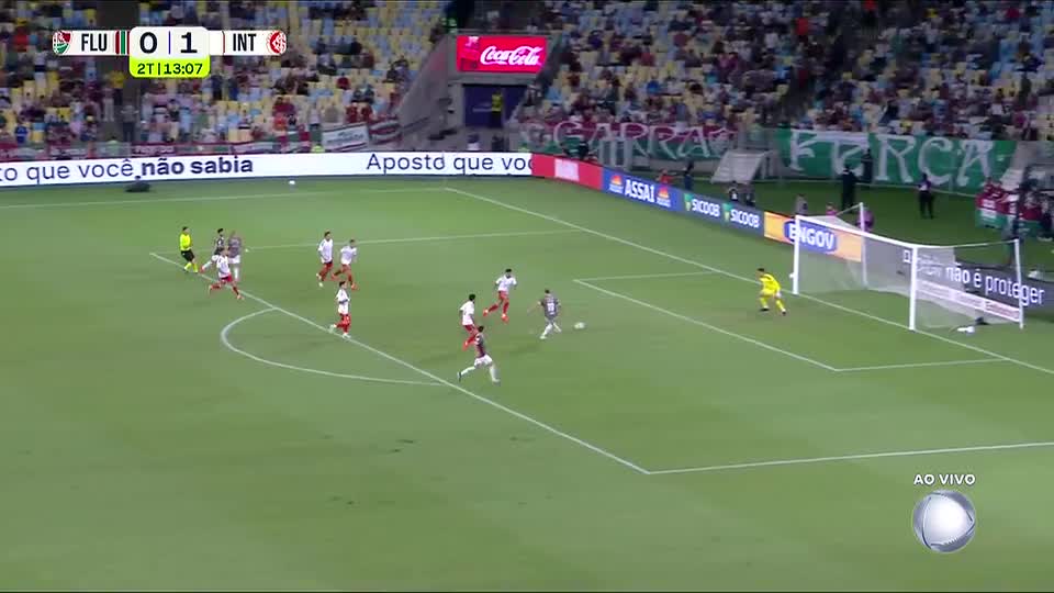 Era a chance de ouro! Castillo recebe a bola livre na área e chuta fraco nas mãos do goleiro