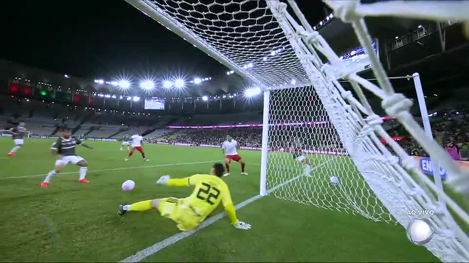 No último lance! Acosta constrói jogada e vai buscar dentro da área para estufar a rede