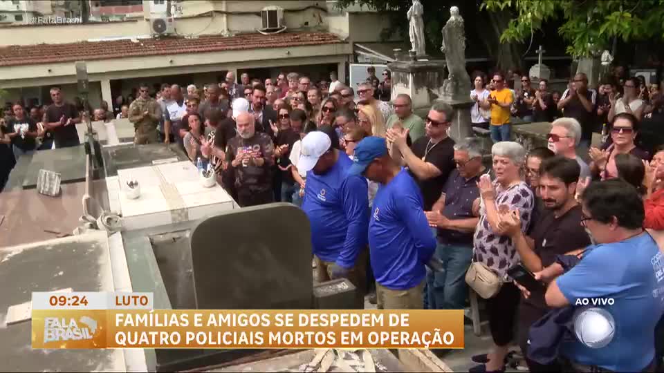 Familiares e amigos se despedem de policiais mortos em operação no Rio