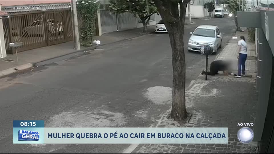 Idosa fratura pé ao ser engolida por buraco na rua em Uberlândia (MG)