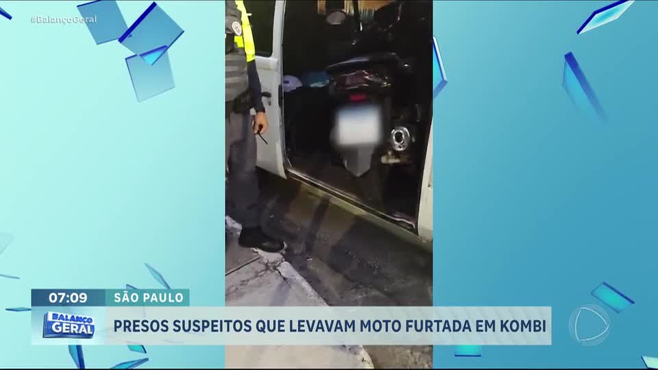 Policiais desconfiam de motorista e descobrem que ele transportava moto roubada dentro de Kombi
