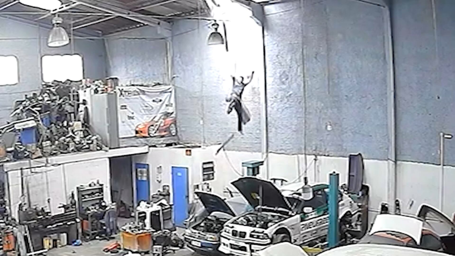 Pedreiro despenca de telhado de 10 metros em Pinhais (PR); veja vídeo