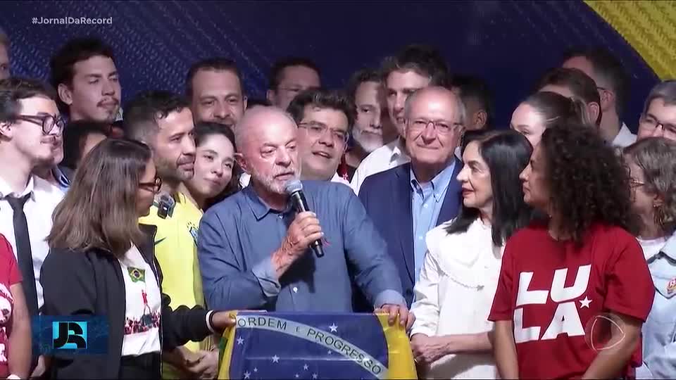Quatro dias depois da reeleição, Lula já discute composição dos ministérios para próximo mandato