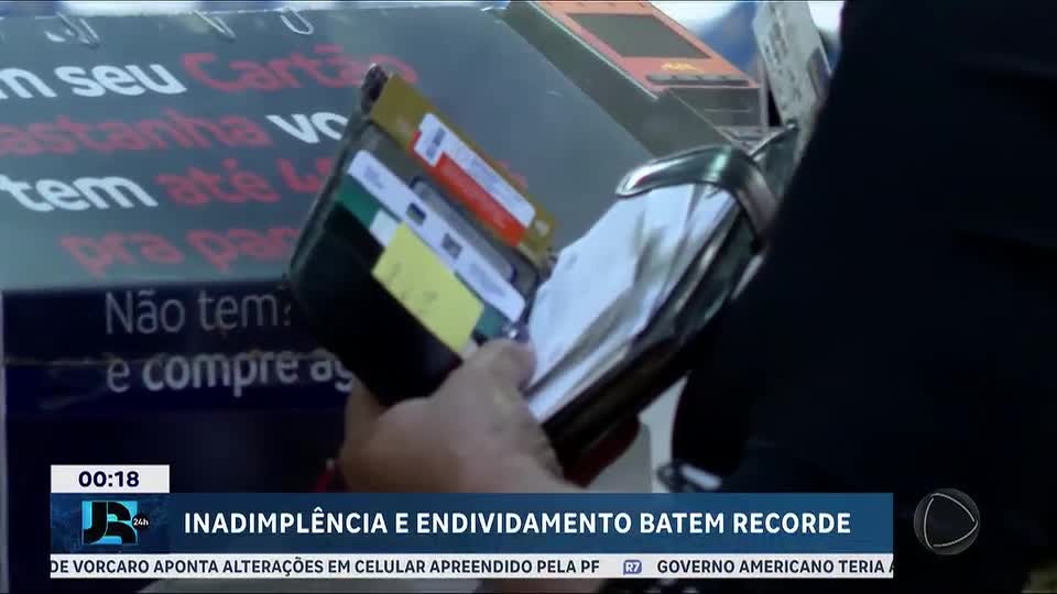 Inadimplência e endividamento das famílias brasileiras batem recorde, diz Banco Central