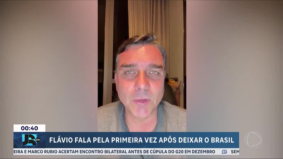 Flávio Bolsonaro faz live após deixar o Brasil e afirma que disputará nova eleição antes de 2030