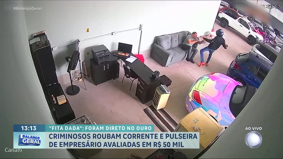 Vídeo: empresário reage a assalto e entra em luta corporal com criminosos em concessionária de SP