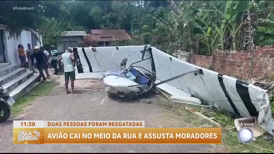 Avião cai no meio da rua e assusta moradores de Belém (PA)