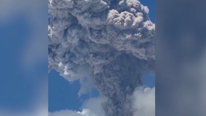 Vulcão em erupção lança coluna de fumaça a 3 km de altura e deixa as Filipinas em alerta