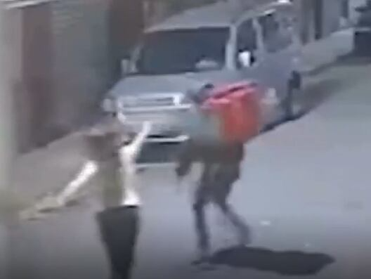 Jovem morre após ser baleada na cabeça na frente do pai e do namorado em assalto em SP