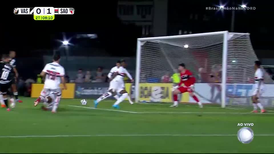 Tirou tinta! Coutinho recebe na grande área, chuta rasteiro e quase empata para o Vasco