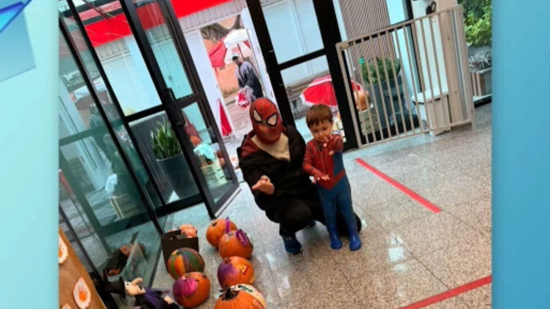 Eleandro Passaia veste máscara do Homem-Aranha e posa ao lado do filho Bruno