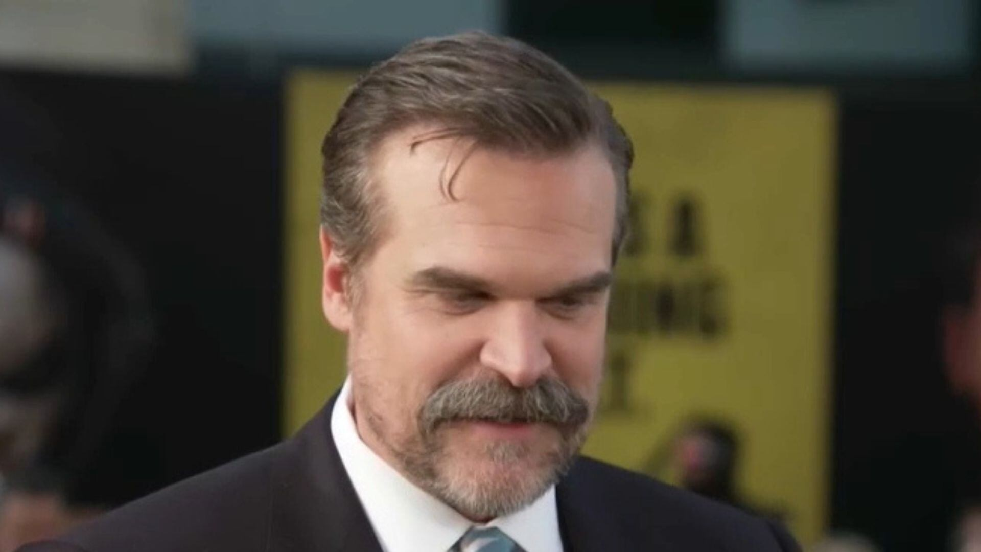 Após trair a esposa, David Harbour é acusado de assédio e perseguição a Millie Bobby Brown