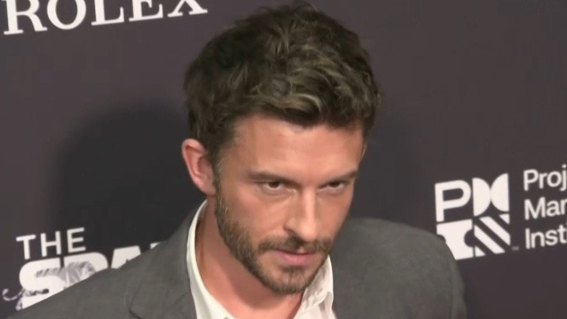 Eleito o homem mais sexy do mundo, Jonathan Bailey diz que deu a notícia primeiro ao cachorro