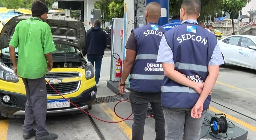 Detran-RJ fiscaliza postos e veículos com GNV para verificar riscos e fraudes no abastecimento
